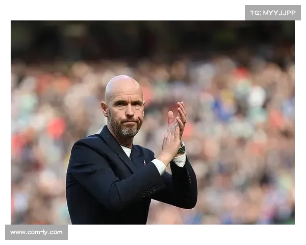 场边镜头：布伦特福德主帅弗兰克因抗议判罚，被主裁判出示黄牌警告